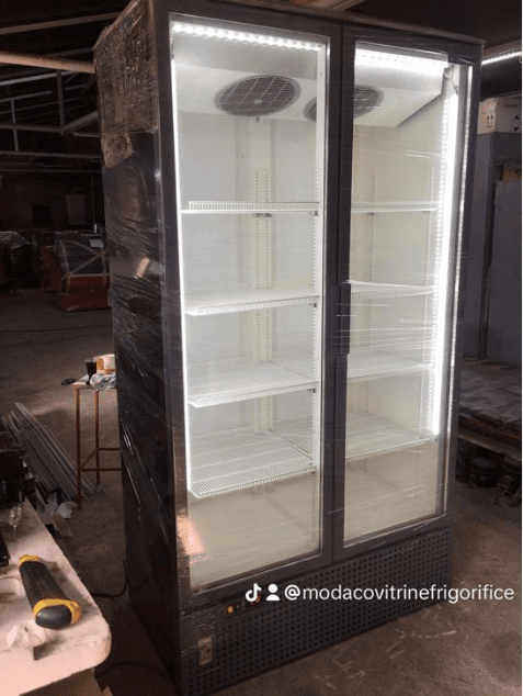 Vitrina frigorifica verticala dubla, 210cm înaltime, 120cm lungime, 70cm adancime