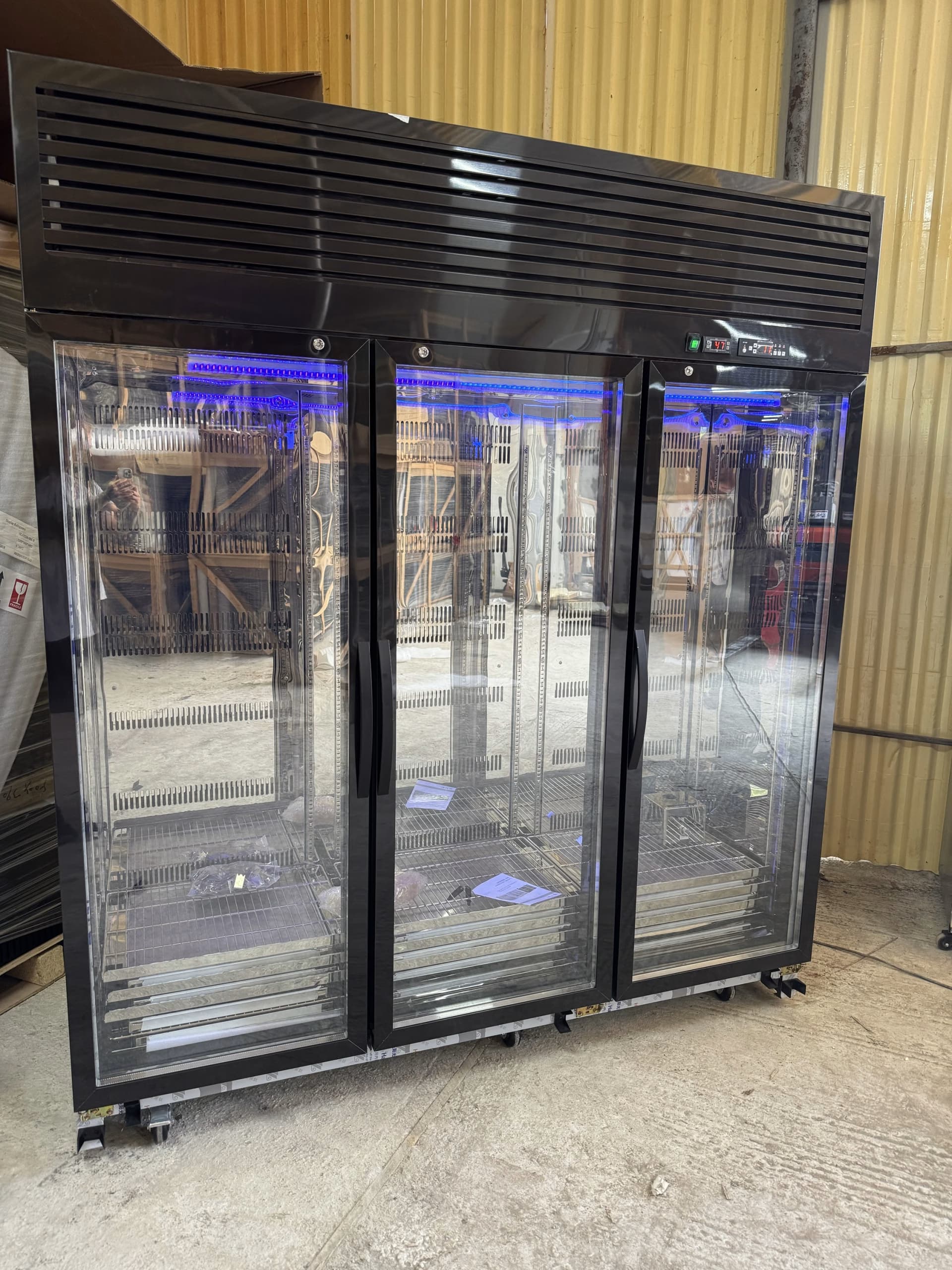 Vitrina frigorifica profesionala pentru maturare carne – 3 usi, control umiditate si sare de Himalaya