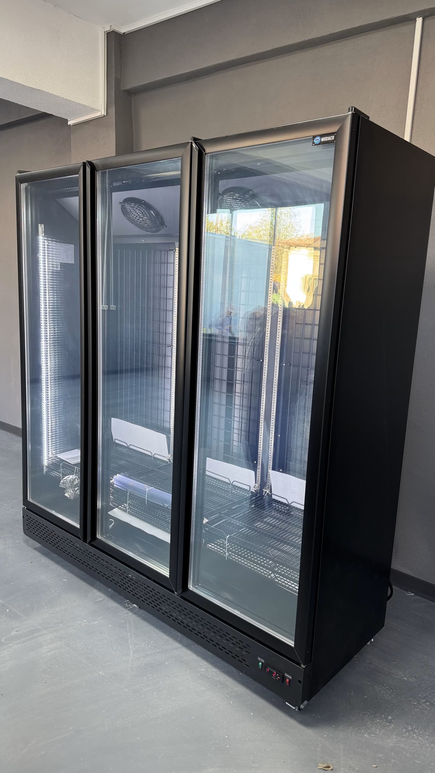 Congelator vertical cu 3 usi - 1800L, agregat extern, control digital