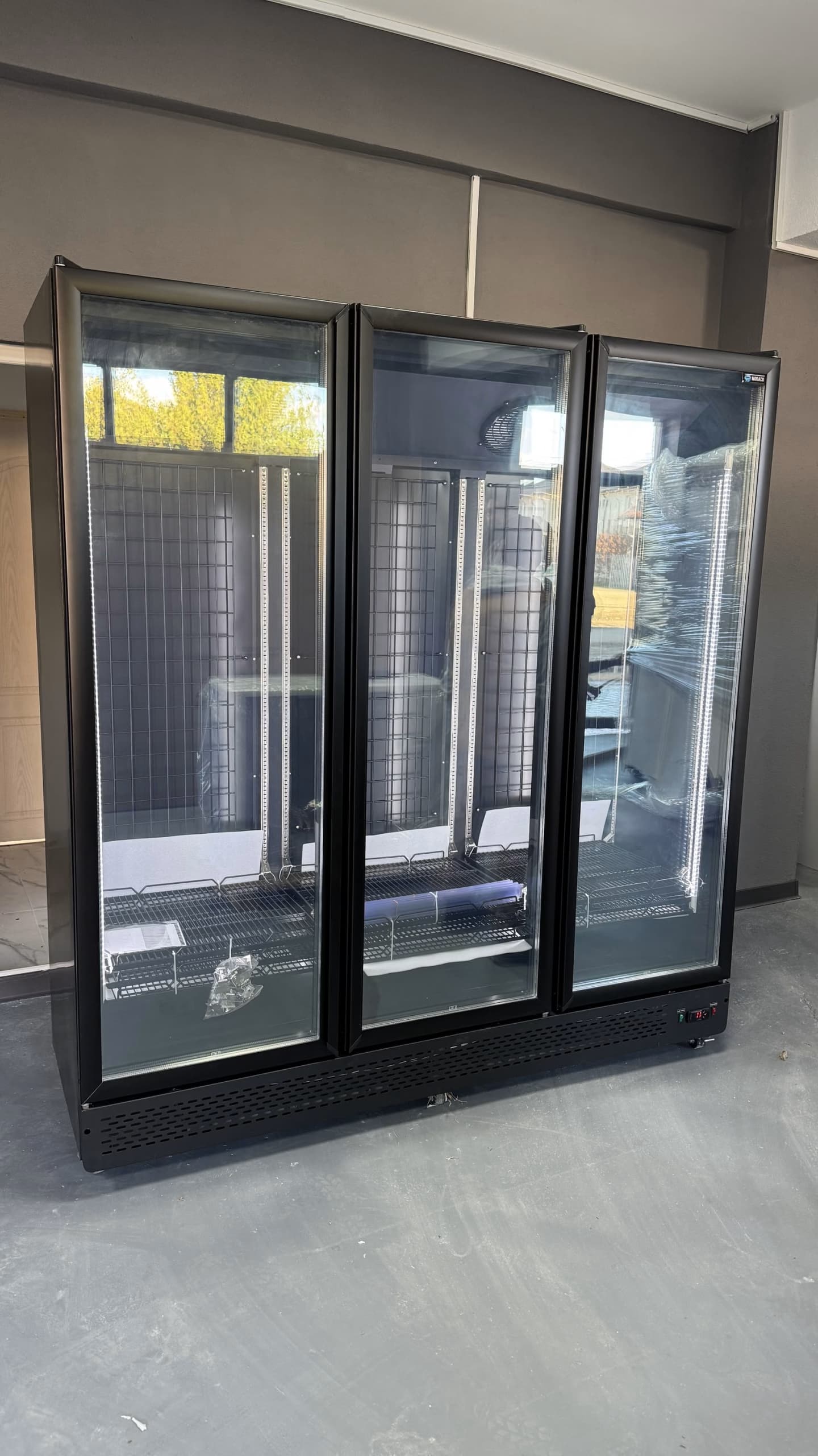Congelator vertical cu 3 usi - 1800L, agregat intern, control digital