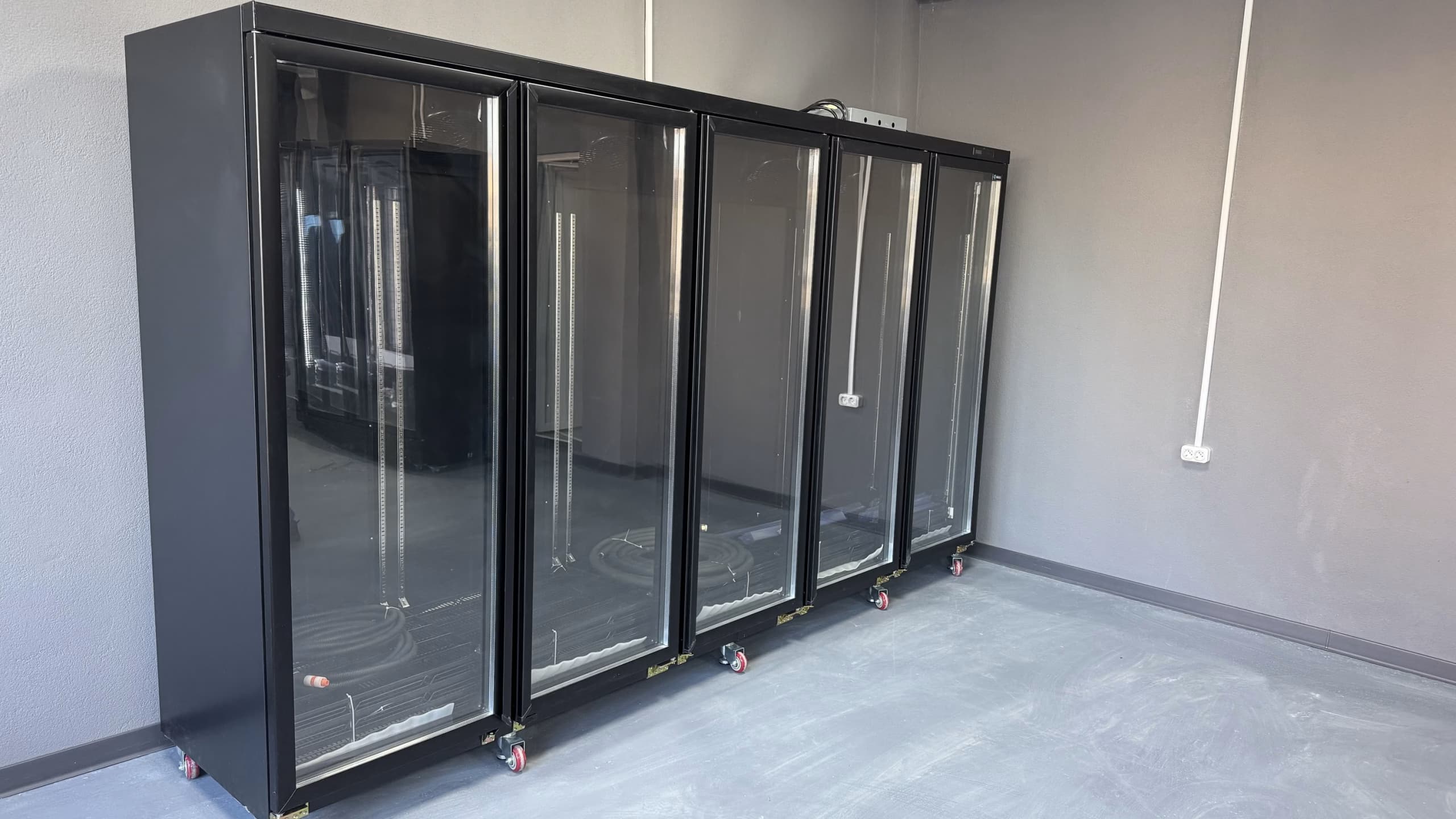 Vitrina frigorifica verticala 5 usi 2400L, agregat extern, inox negru, control digital