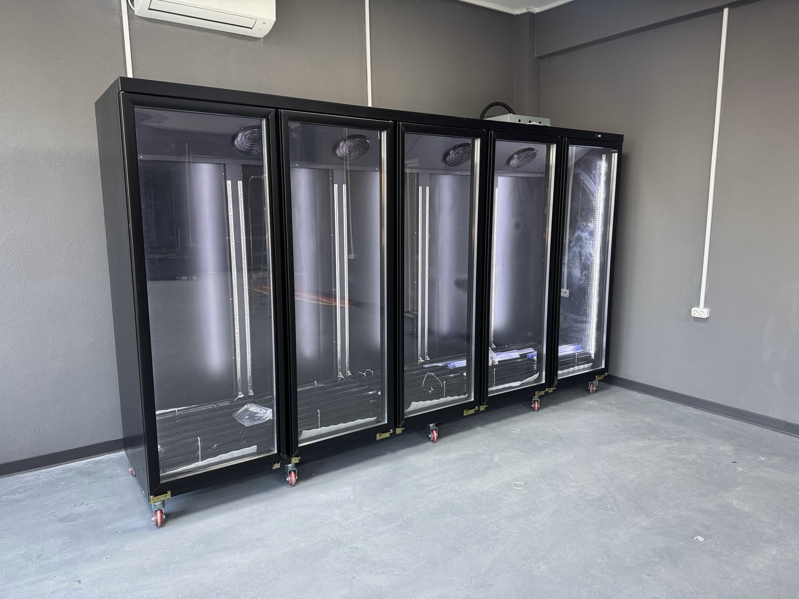 Vitrina frigorifica verticala 5 usi 2400L, agregat extern, inox negru, control digital